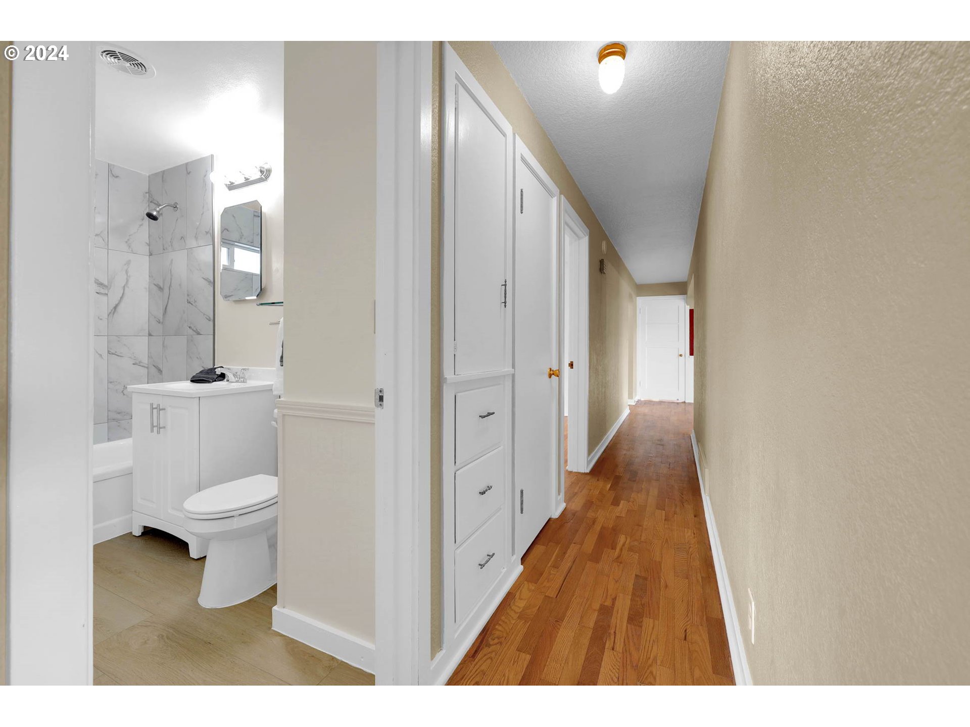 647 16th Street Springfield, OR 97477 - Photo 16 of 35 Hallway