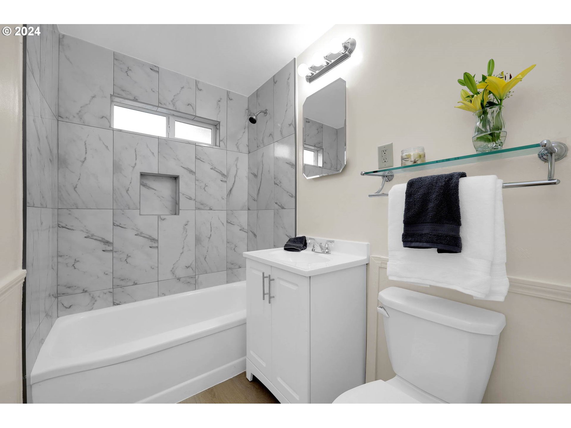 647 16th Street Springfield, OR 97477 - Photo 17 of 35 Bathroom