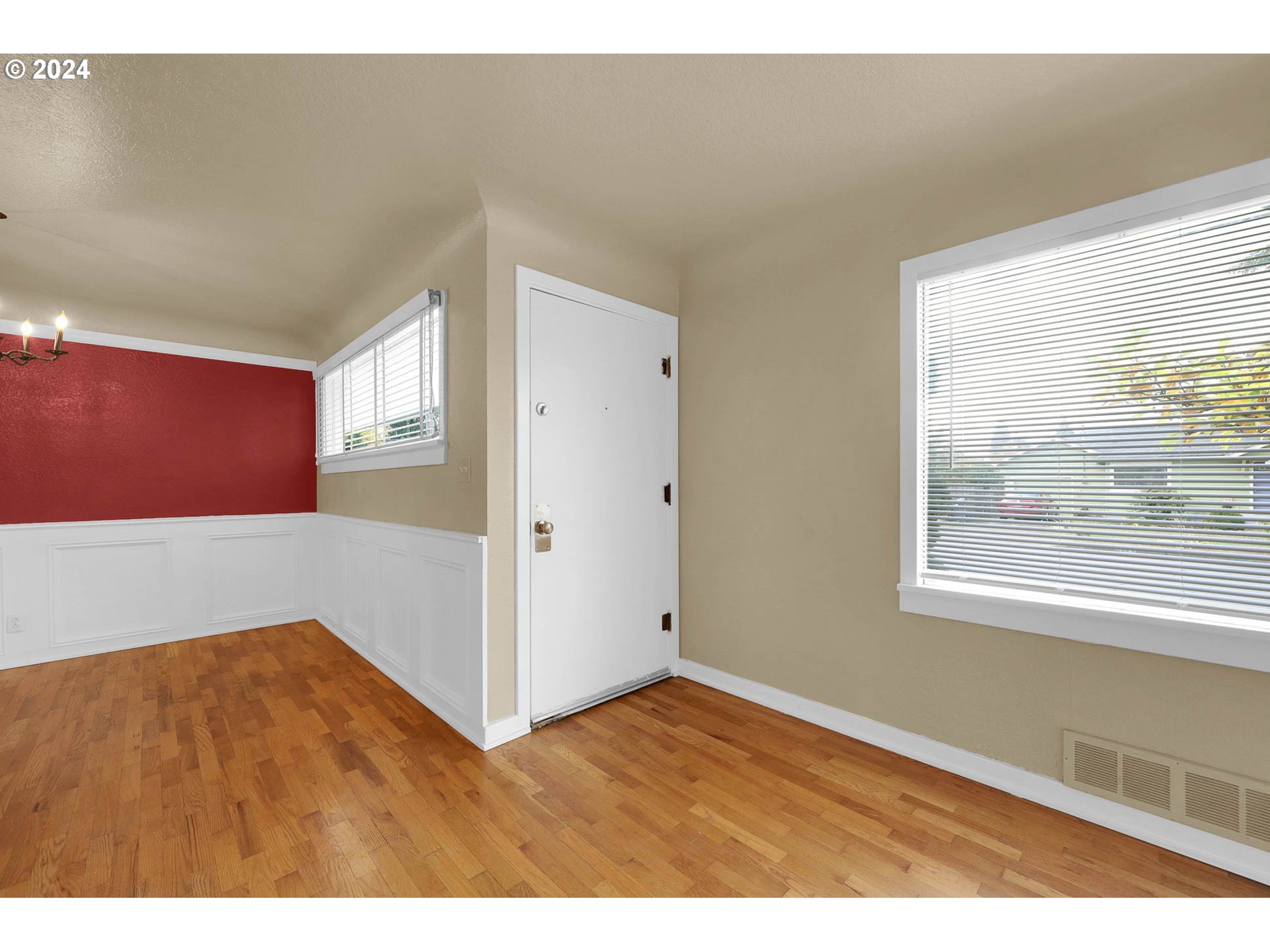 647 16th Street Springfield, OR 97477 - Photo 3 of 35 Living Room/Entrance