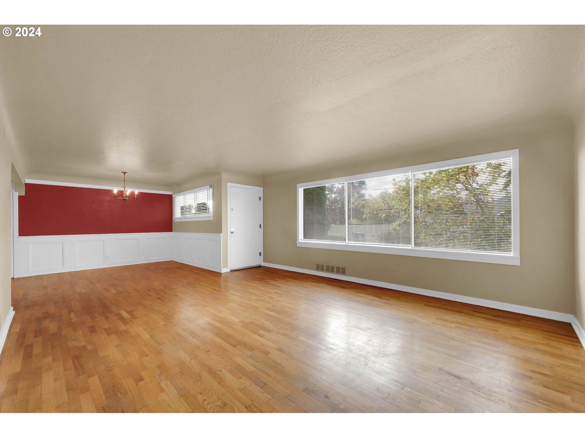 647 16th Street Springfield, OR 97477 - Photo 4 of 35 Living Room/Dining Room
