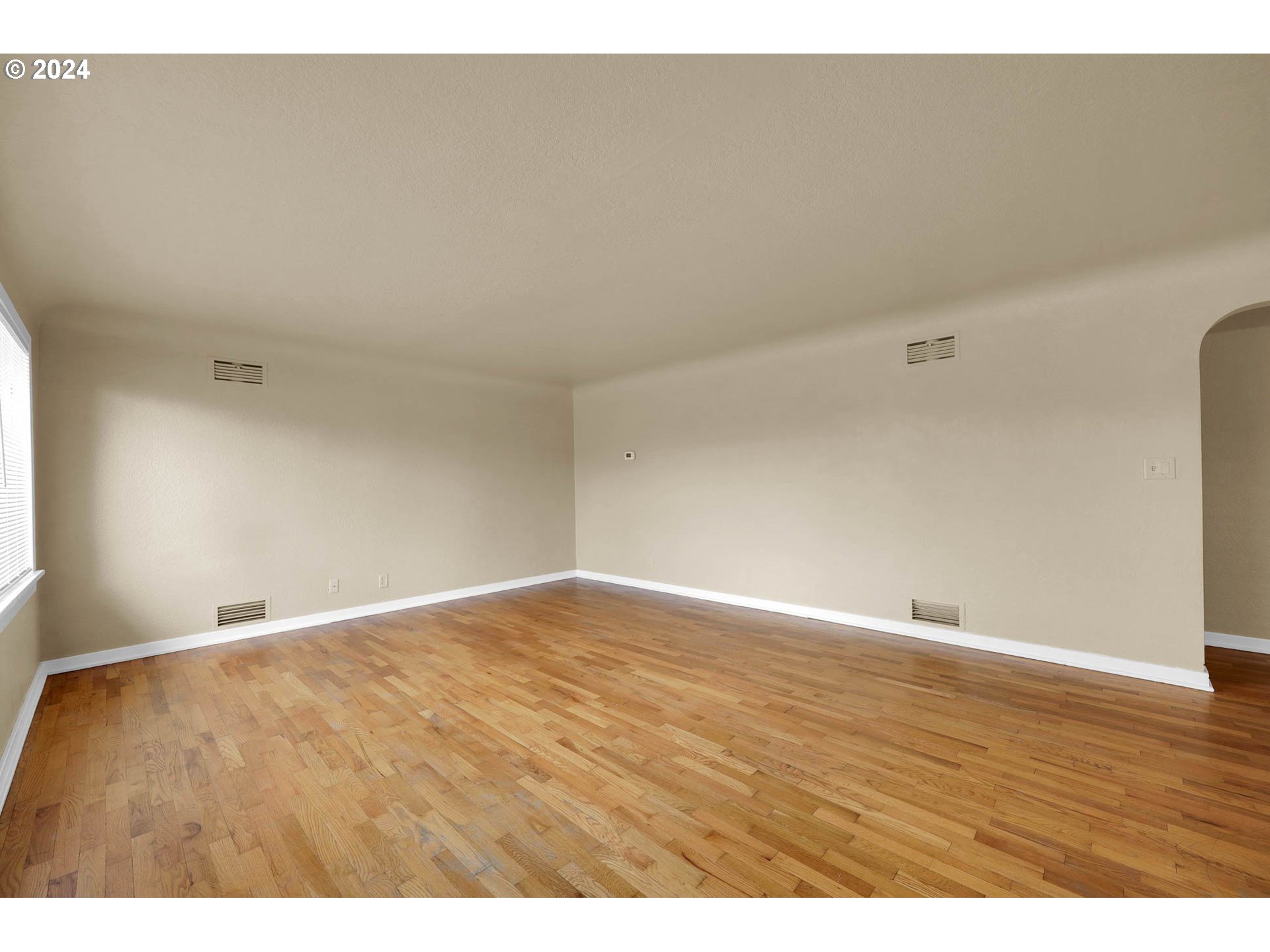 647 16th Street Springfield, OR 97477 - Photo 5 of 35 Living Room