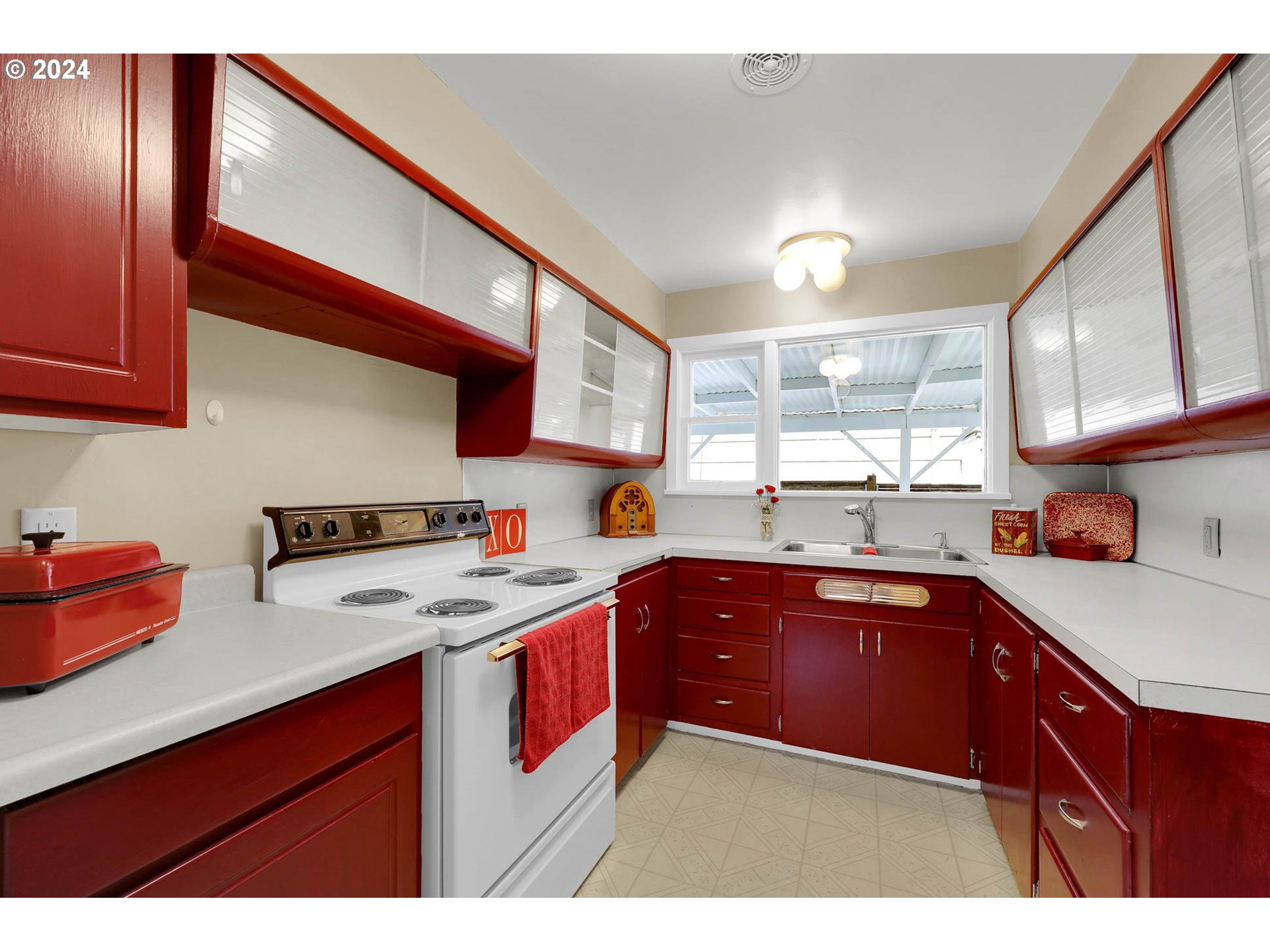647 16th Street Springfield, OR 97477 - Photo 9 of 35 Kitchen