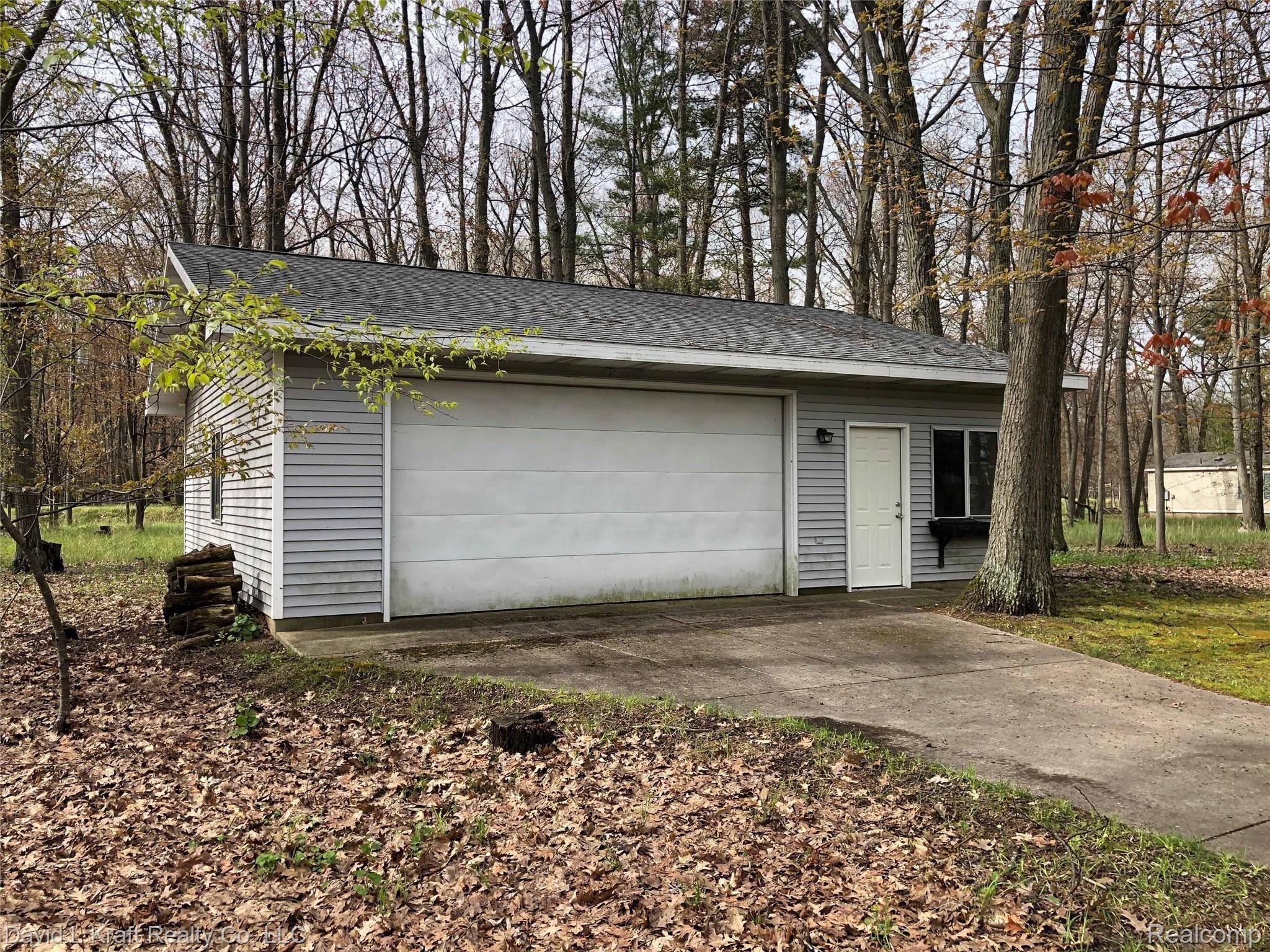 8684 Crescent Beach Road Pigeon, MI 48755 - Photo 22 of 23 8684CBRdGar2.jpg