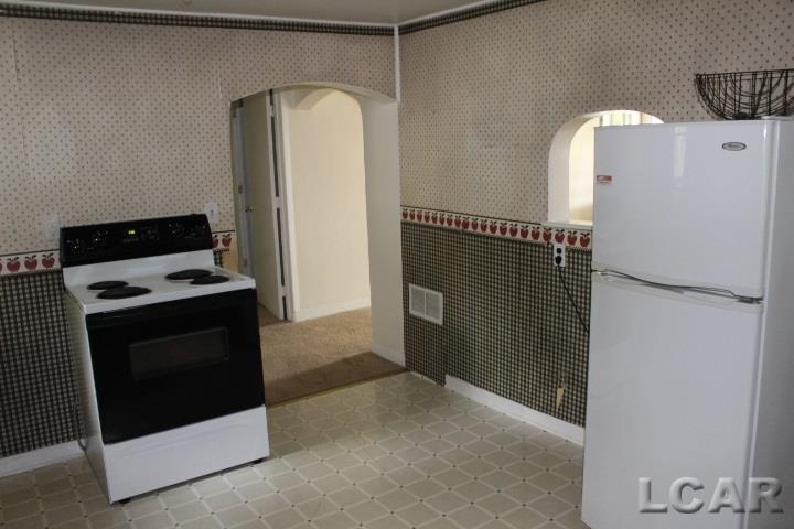 863 Addison Street Adrian, MI 49221 - Photo 8 of 13 31296241-7.JPG