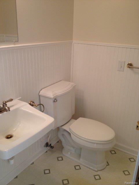 5153 Prairie View Brighton, MI 48116 - Photo 8 of 19 half bath main level