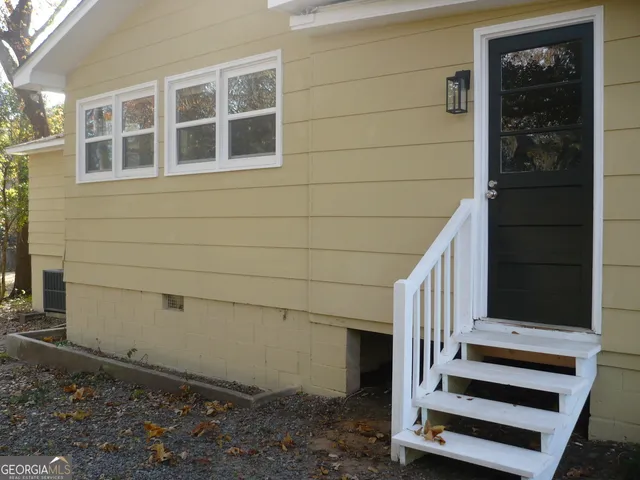 a view of entryway with a front door