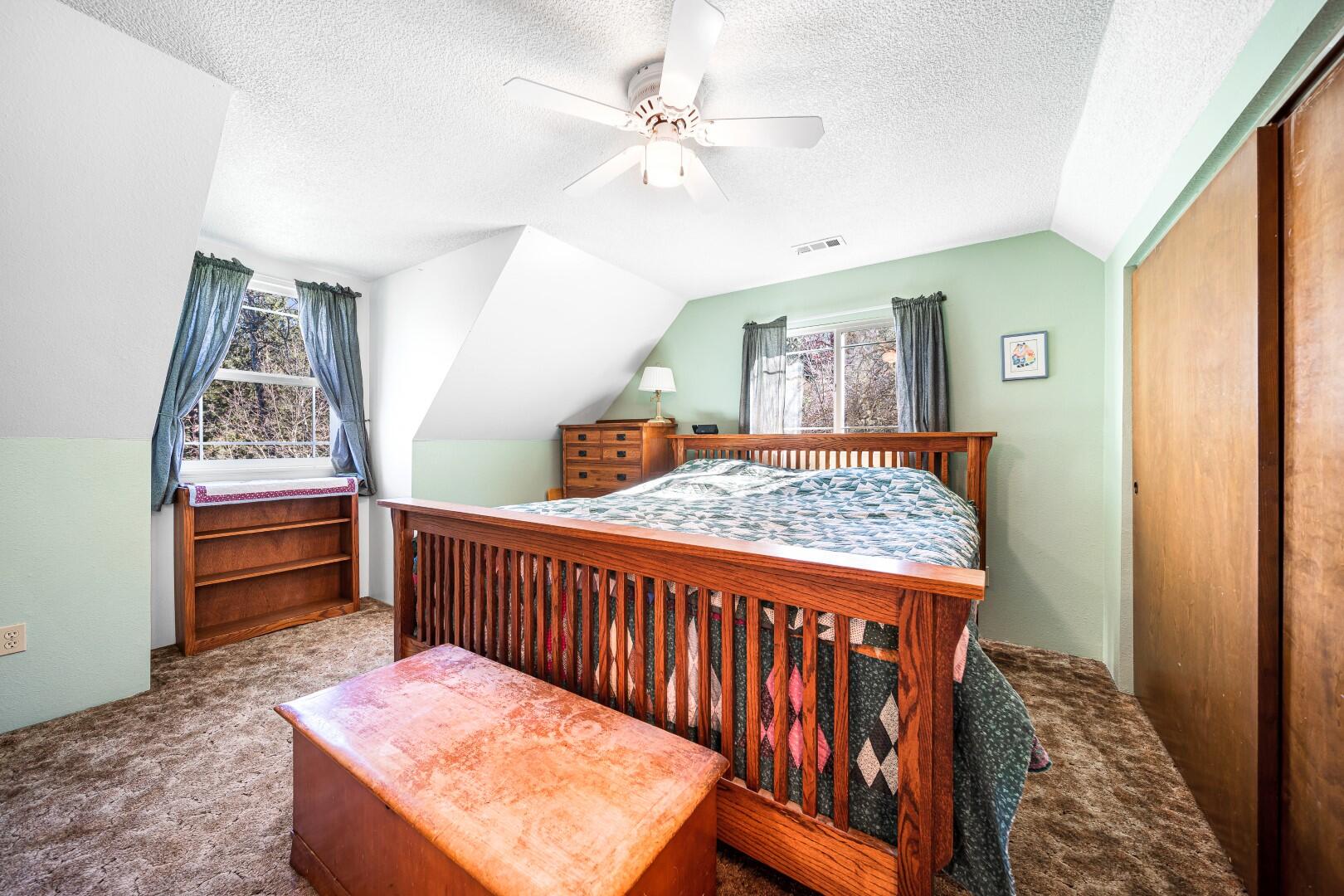 8221 Colonial Way Central Point, OR 97502 - Photo 6 of 24 6