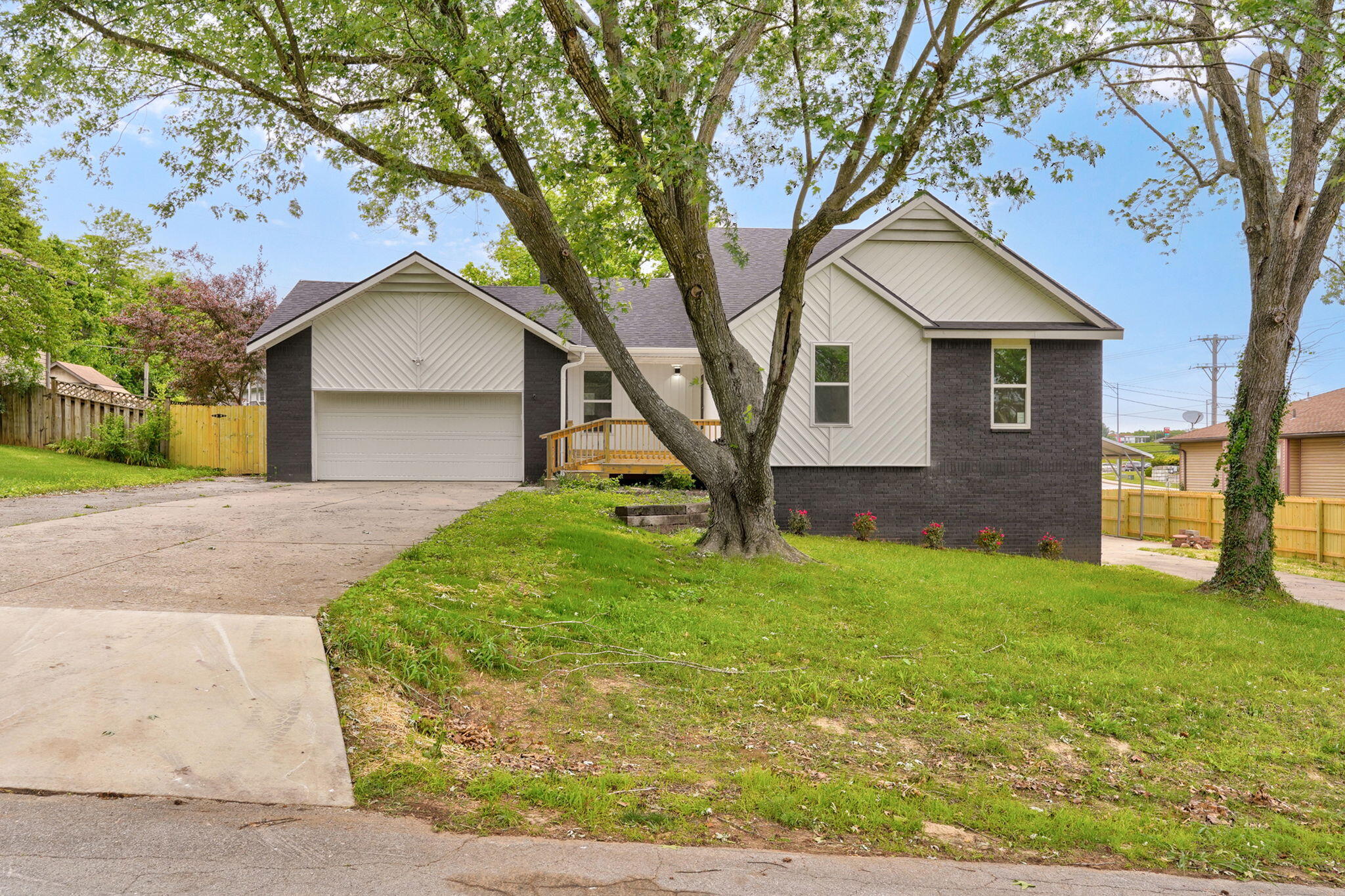 2021 East Lark Street Springfield, MO 65804 - Photo 1 of 43 2021 E Lark St-2