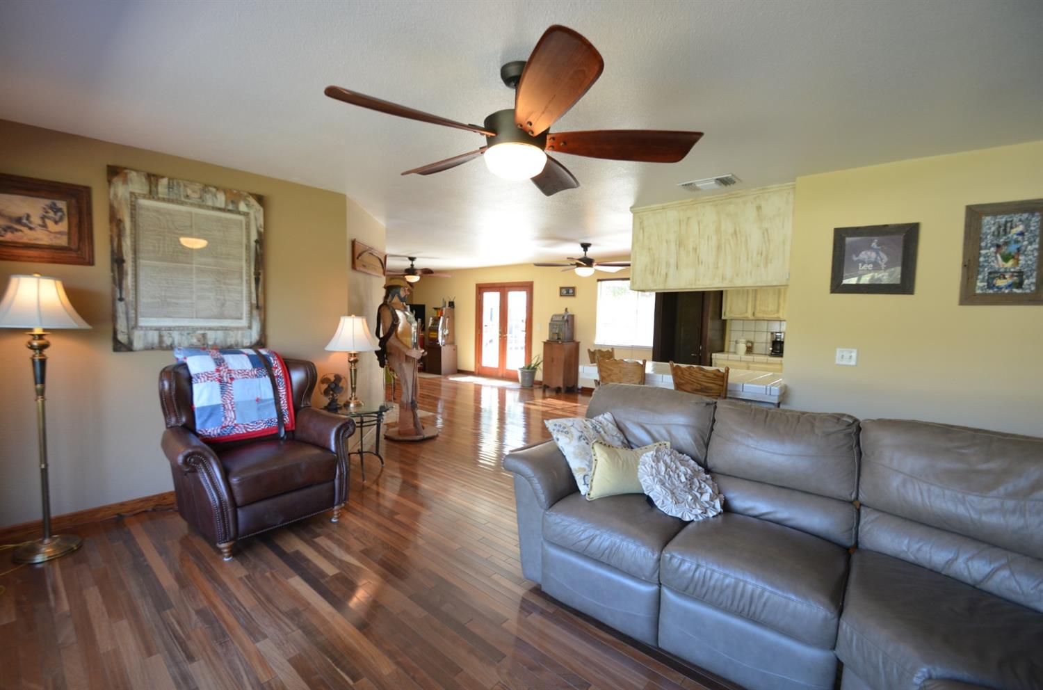 7453 Live Oak Drive Sanger, CA 93657 - Photo 5 of 28 a living room with furniture and a flat screen tv