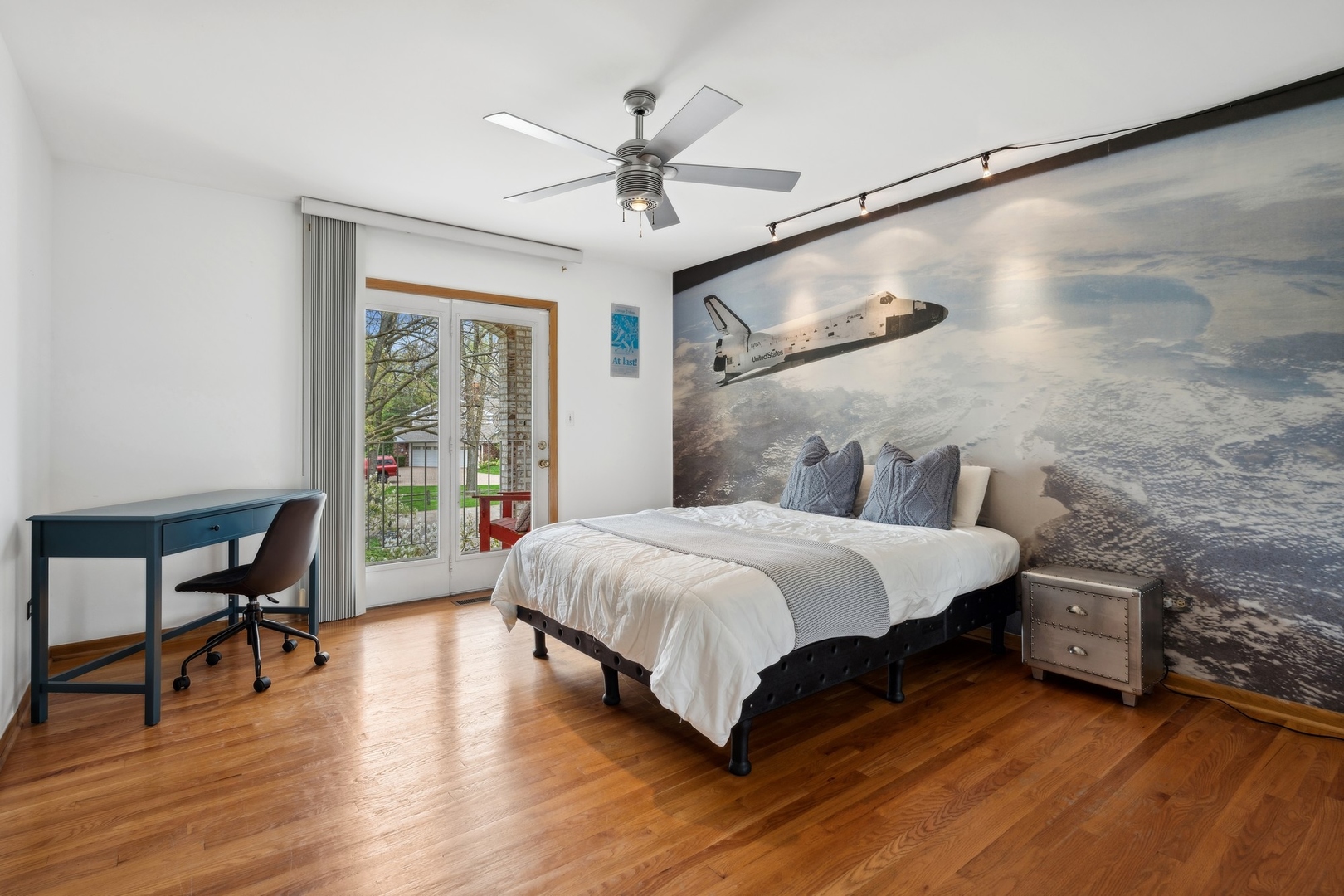 3606 Lawson Road Glenview, IL 60026 - Photo 29 of 62 a spacious bedroom with a bed and a table in it