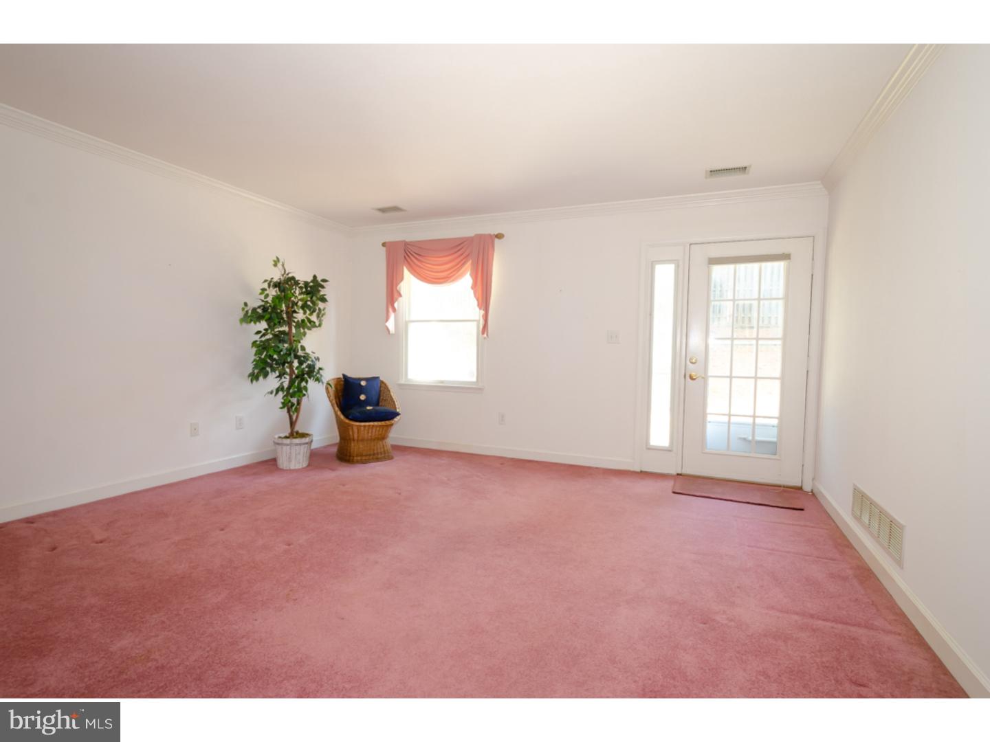 10 East Village Road Newark, DE 19713 - Photo 4 of 16 Living Room