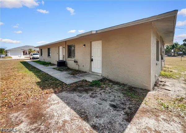 a view of a house with a backyard