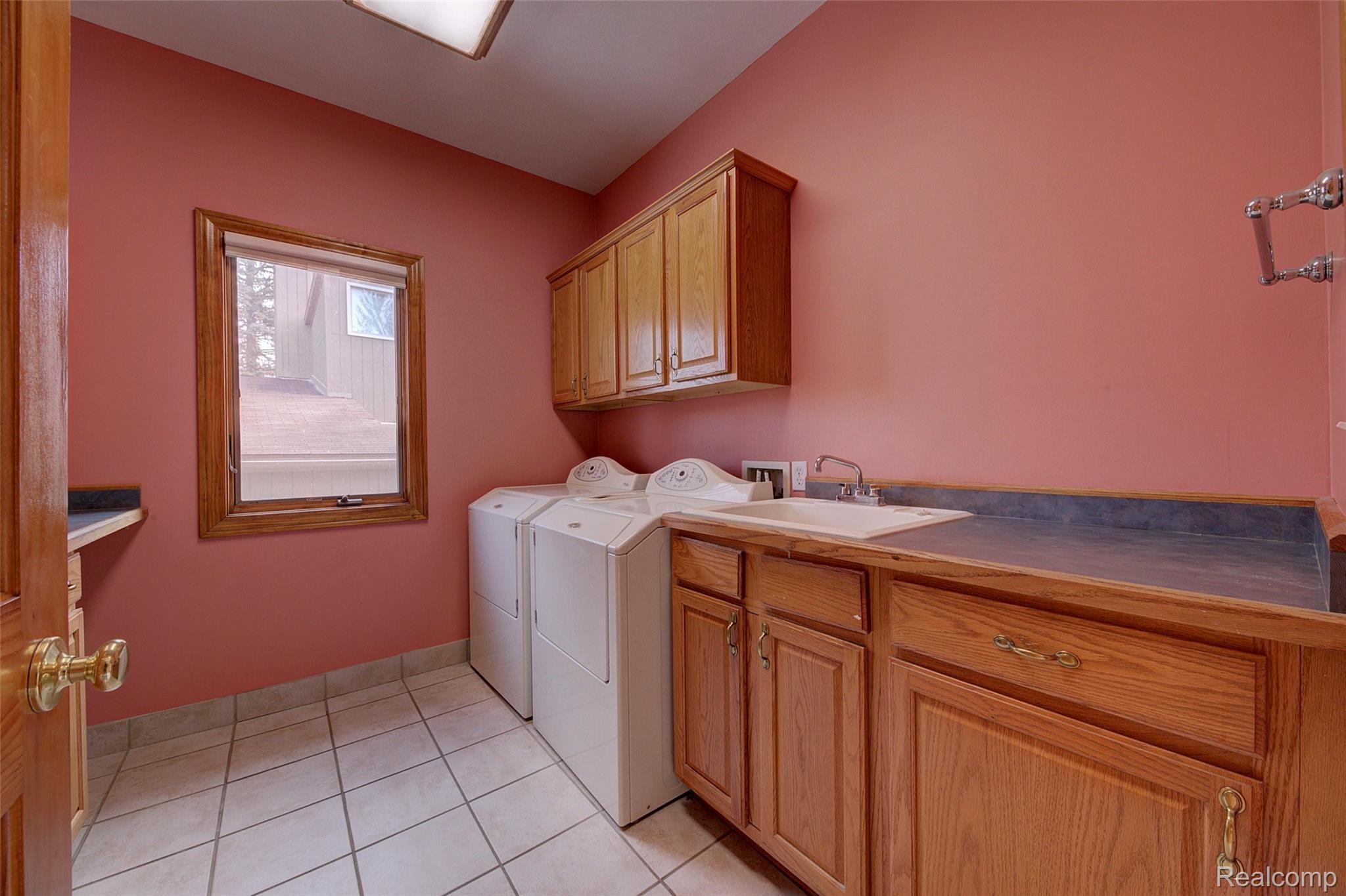 7154 Hatchery Road Waterford, MI 48327 - Photo 28 of 80 FIRST FLOOR LAUNDRY