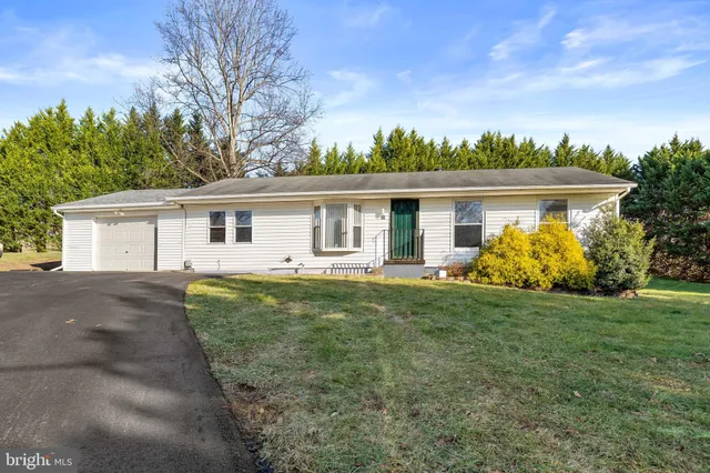 a view of a house with backyard