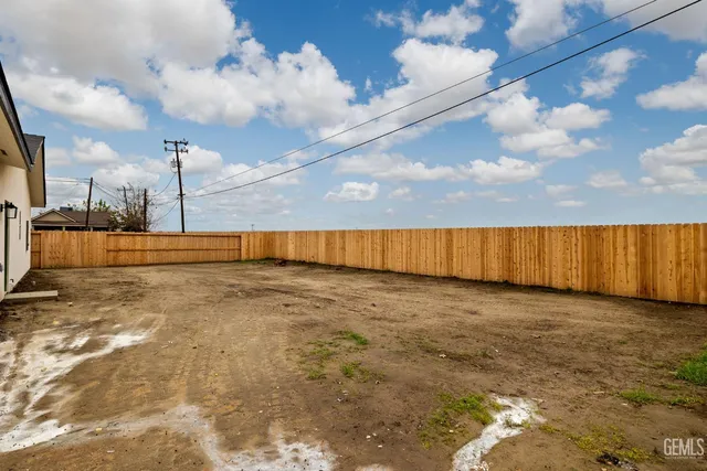 a view of a house with backyard