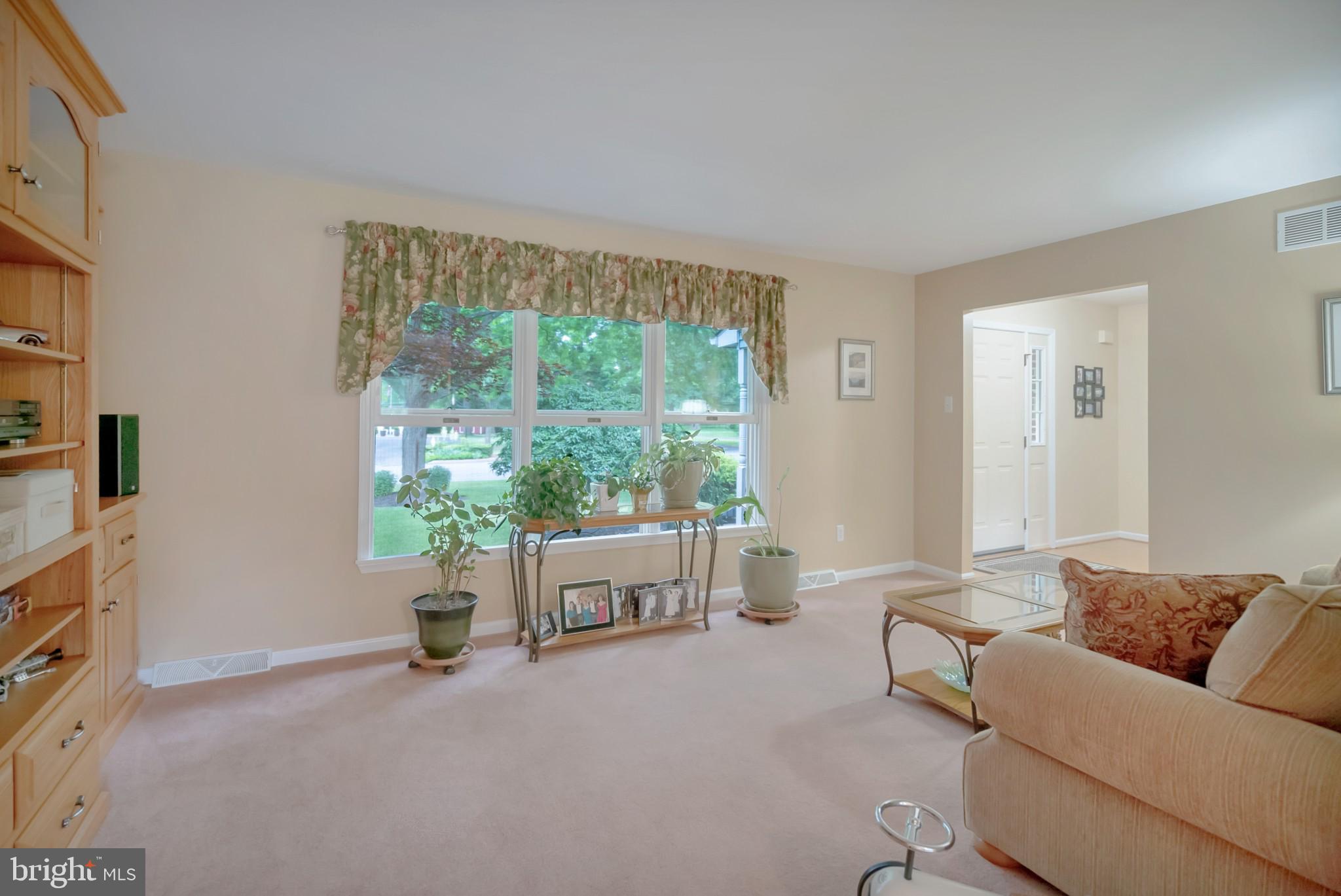 1324 Deer Run Road Hatfield, PA 19440 - Photo 4 of 27 Living Room