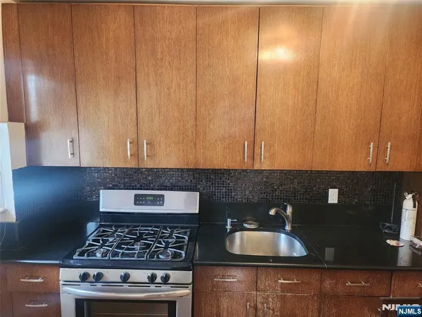 $2,200 | 808 Inwood Terrace, Unit 2, Fort Lee, NJ 07024