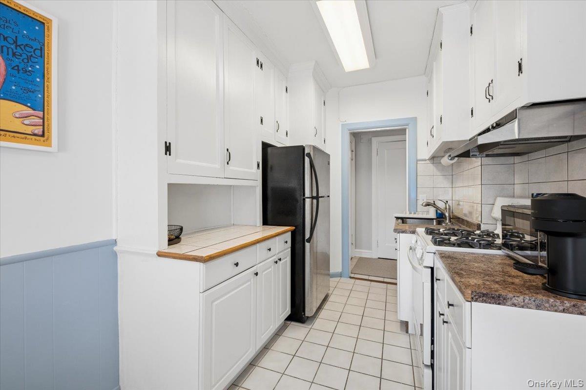 143 Garth Road, Unit 5L Scarsdale, NY 10583 - Photo 11 of 22 Large cabinets in eat-in-kitchen