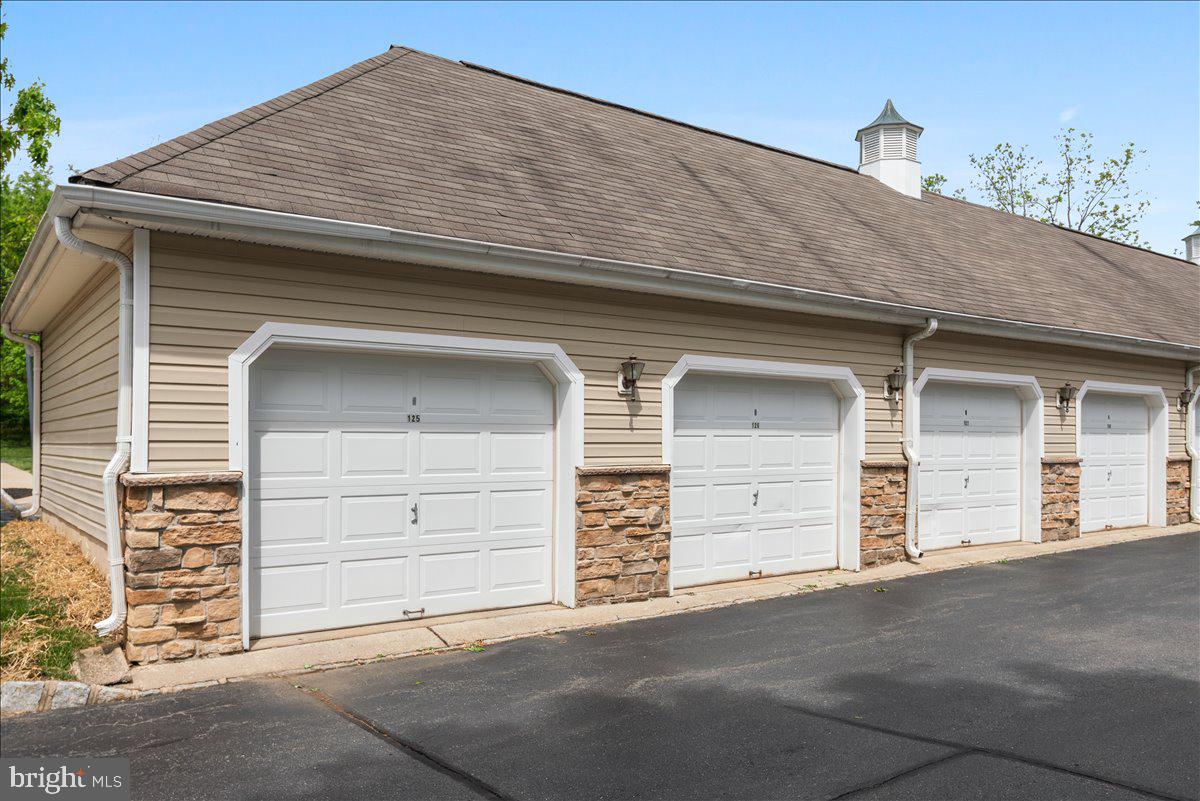 103 Kyle Way Ewing, NJ 08628 - Photo 5 of 23 End-unit garage