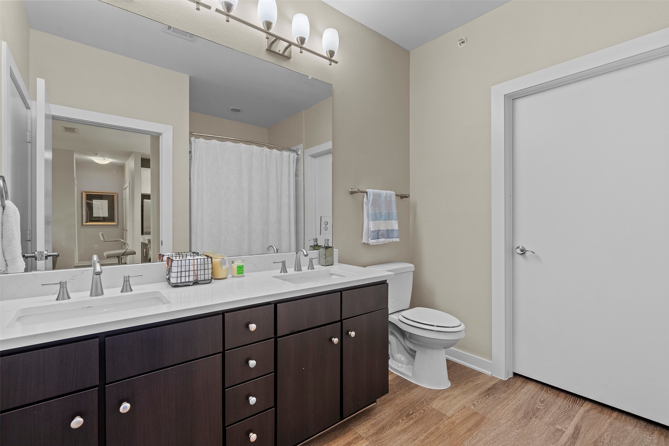 1900 Barton Springs Road, Unit 5027 Austin, TX 78704 - Photo 15 of 28 2nd Bathroom - RARE!