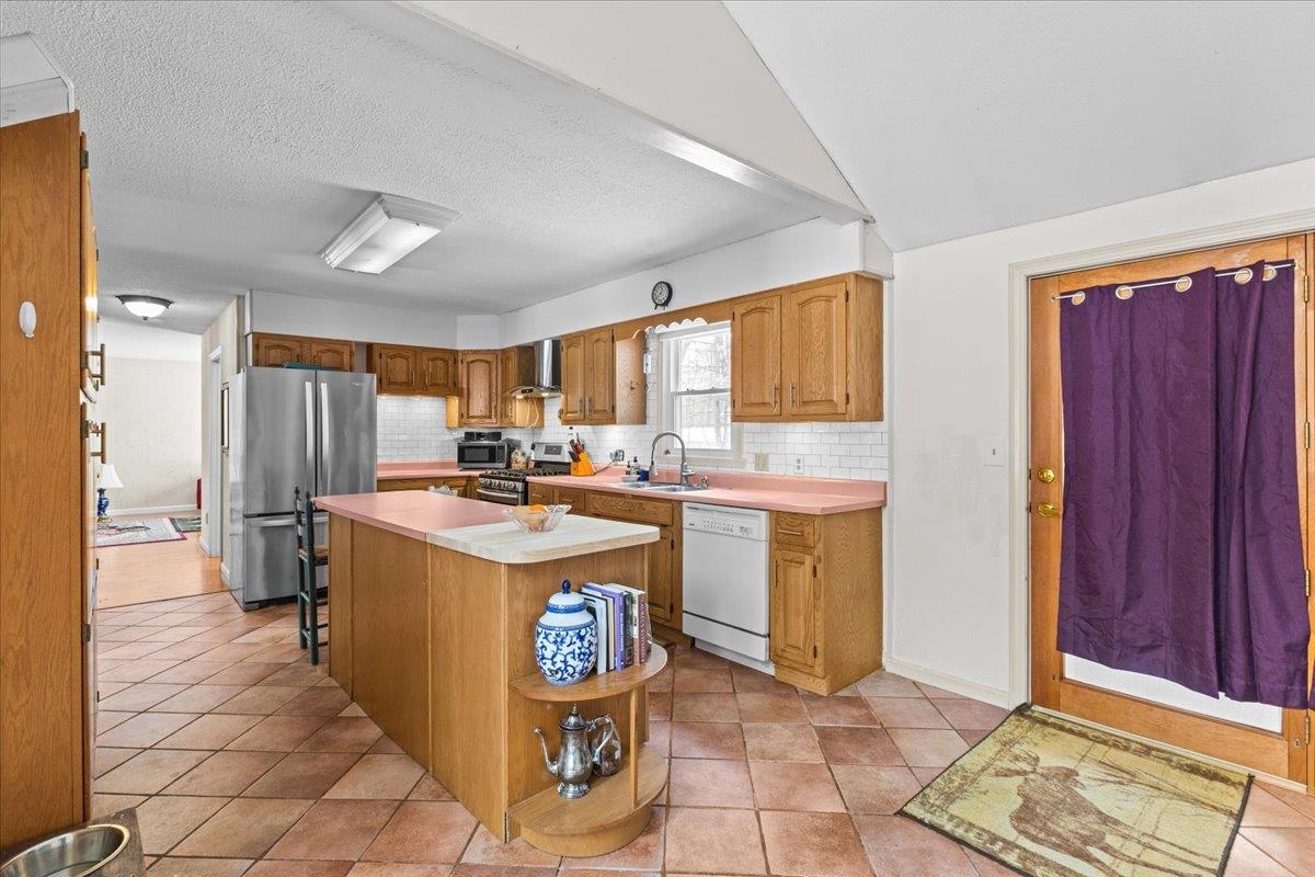 199 Oak Circle Colchester, VT 05446 - Photo 9 of 44