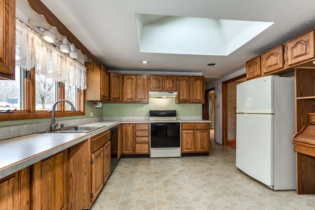 11 Upper Gore Road Webster, MA 01570 - Photo 8 of 30 Gallery Image 8