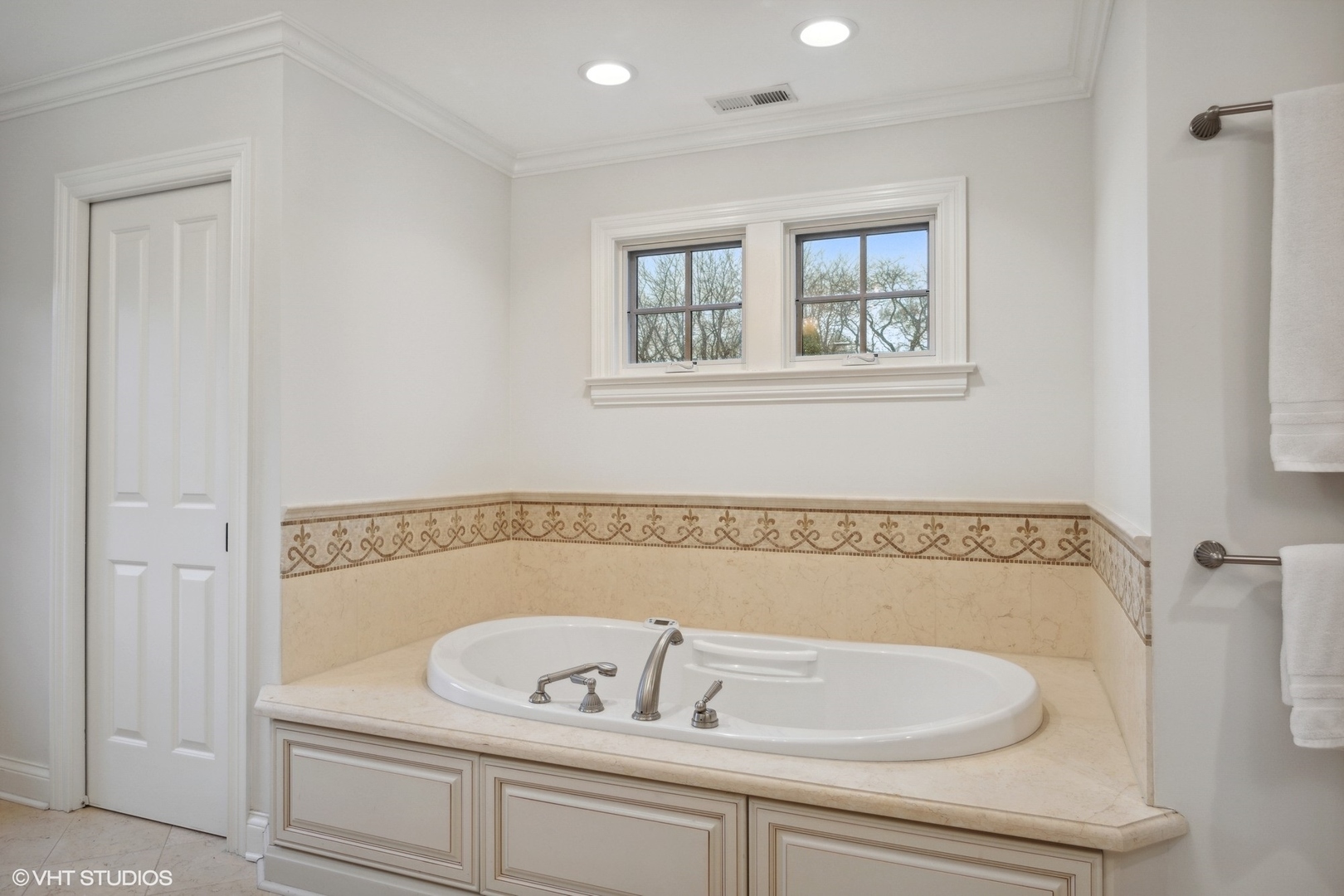 1111 Seneca Road Wilmette, IL 60091 - Photo 26 of 50 a bathroom with a tub and sink