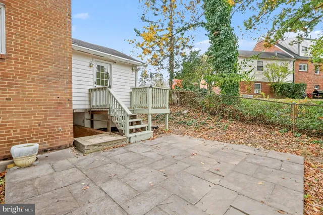 a view of a house with backyard and a tree