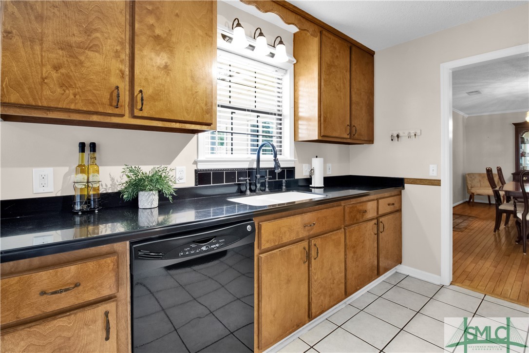11 Frederick Street Rincon, GA 31326 - Photo 3 of 30 Granite Countertops in this large galley kitchen!