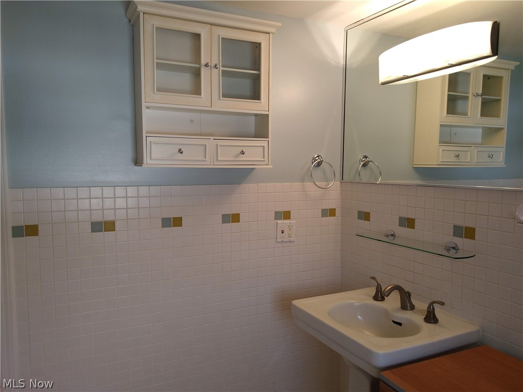 2016 Revere Road Cleveland, OH 44118 - Photo 24 of 35 Gallery Image 24