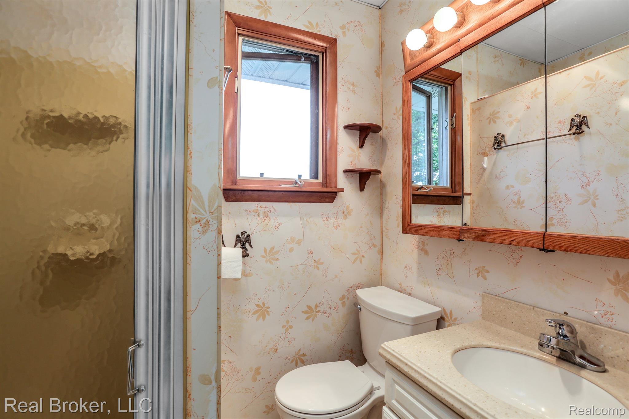 10037 Lahring Road Gaines, MI 48436 - Photo 22 of 38 Primary bathroom