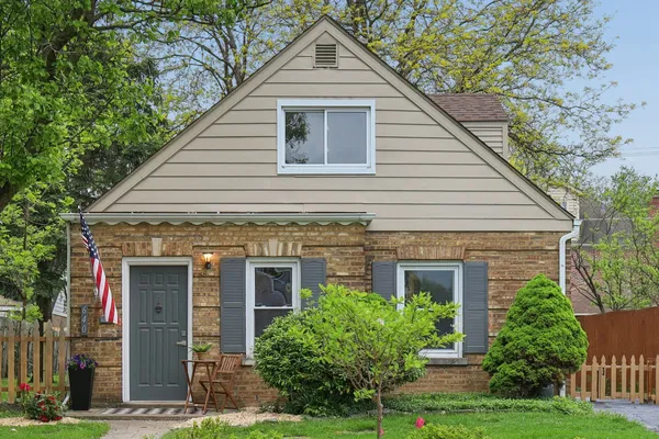 $369,700 | 640 South 8th Avenue, La Grange, IL 60525