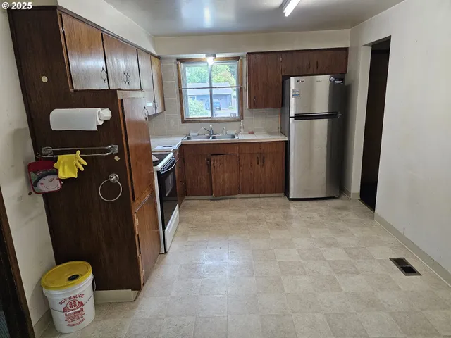 $400,000 | 2115 Northeast 144th Avenue, Portland, OR 97230