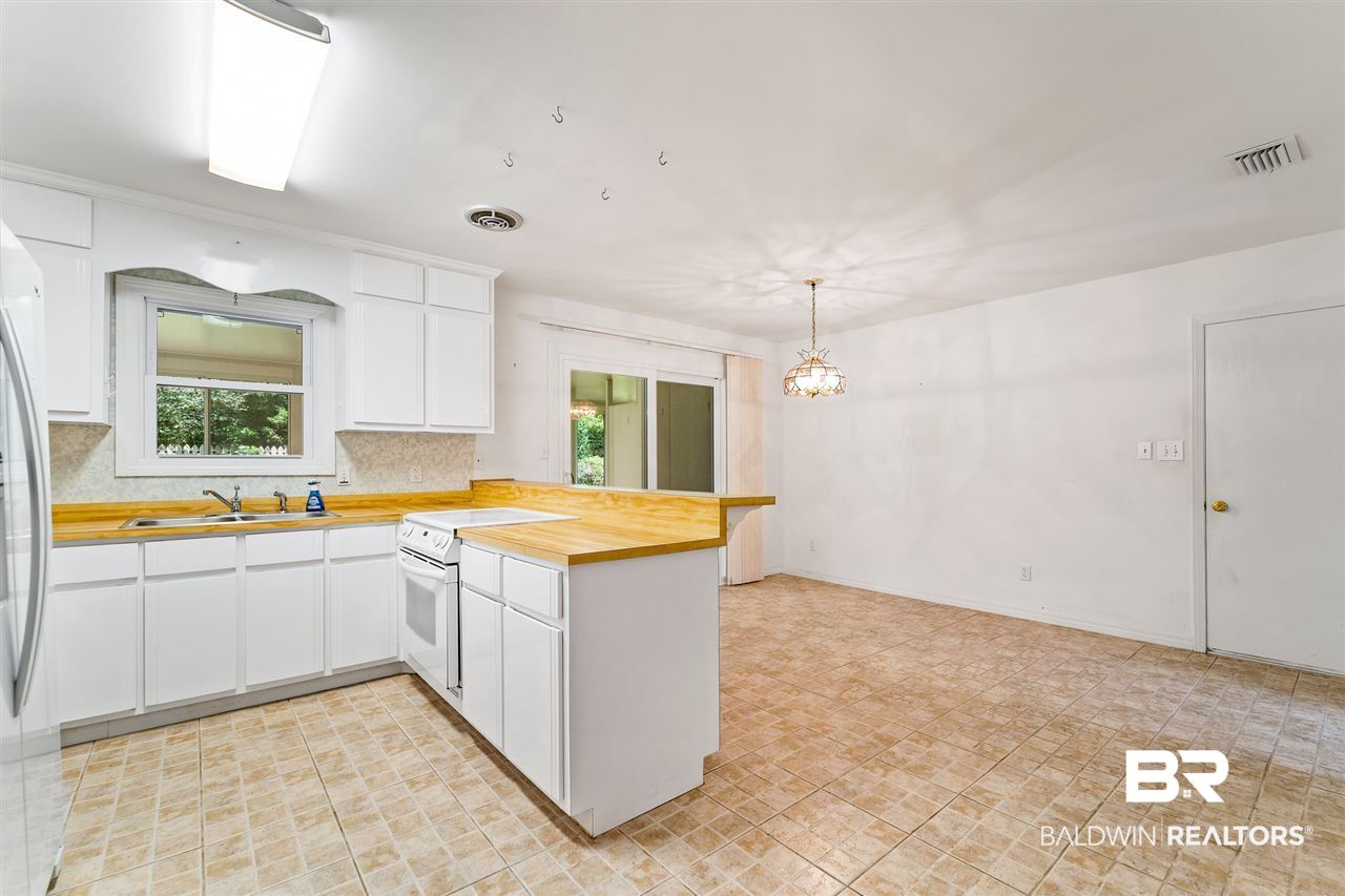 509 Lillian Circle Fairhope, AL 36532 - Photo 3 of 19 Kitchen/Breakfast