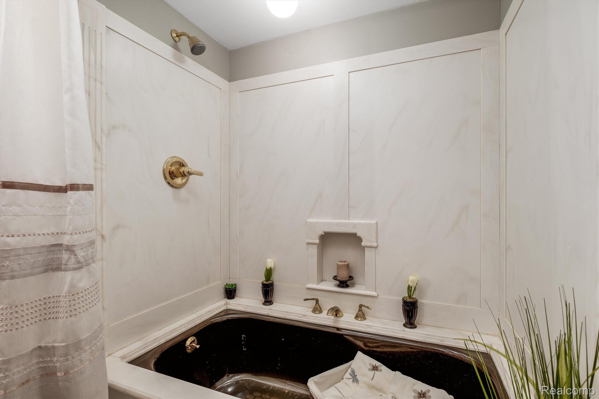 5262 North Livernois Road Rochester, MI 48306 - Photo 25 of 65 Full bath #2 tub