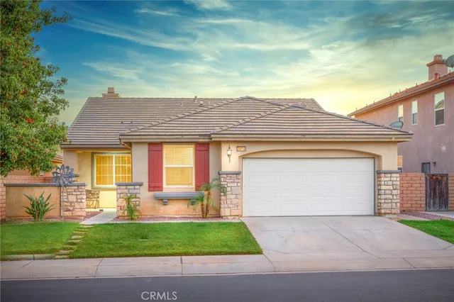 a front view of house with garage and yard