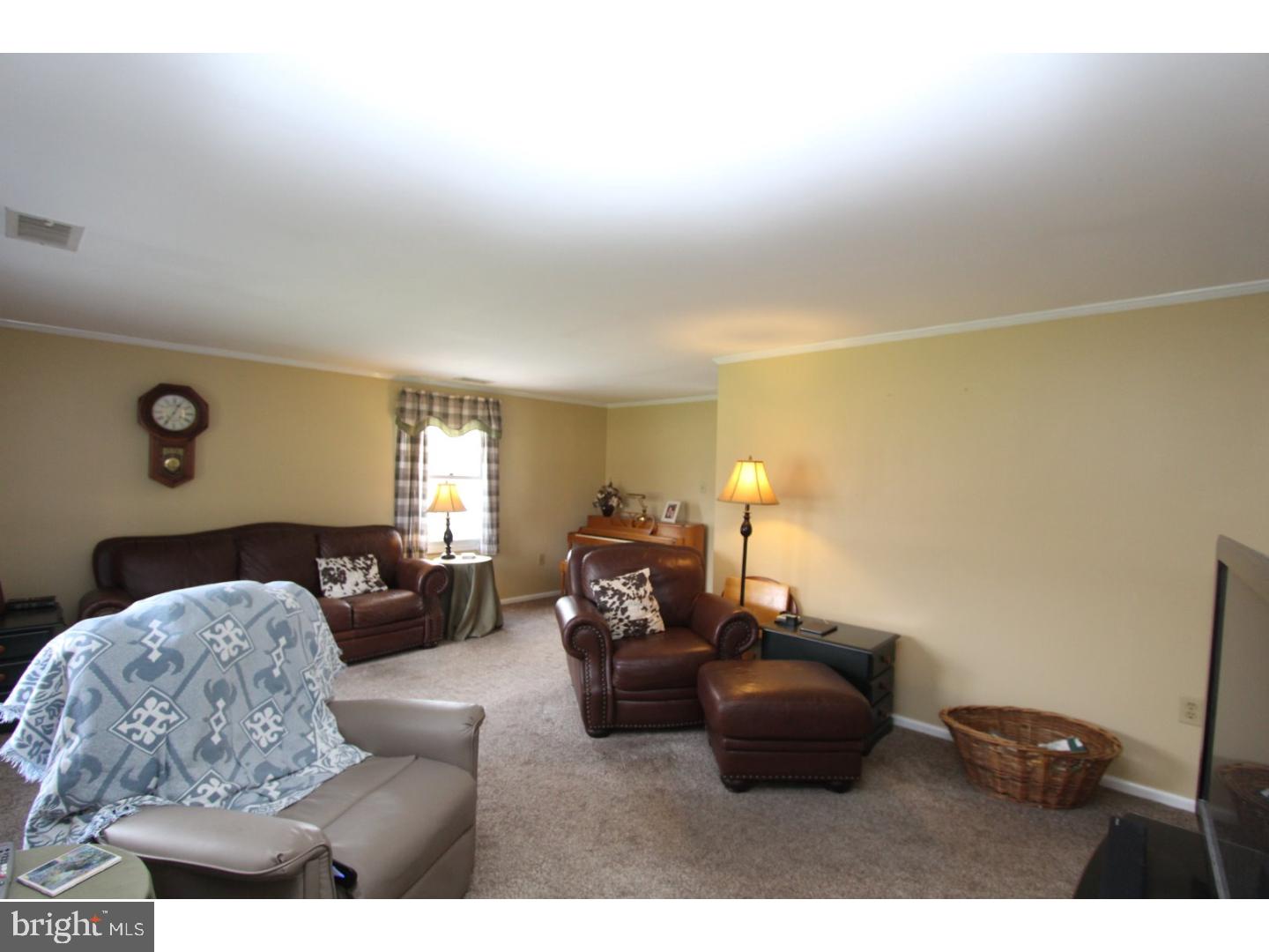 642 Lincoln Road Pilesgrove, NJ 08098 - Photo 2 of 24 Living Room