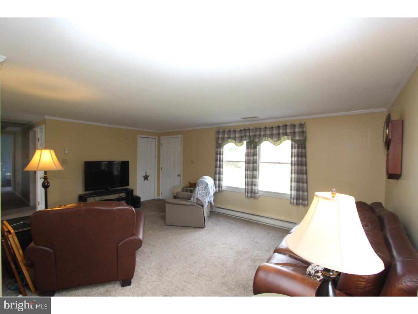 642 Lincoln Road Pilesgrove, NJ 08098 - Photo 3 of 24 Living Room