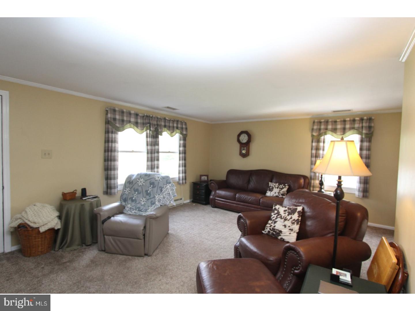 642 Lincoln Road Pilesgrove, NJ 08098 - Photo 4 of 24 Living Room