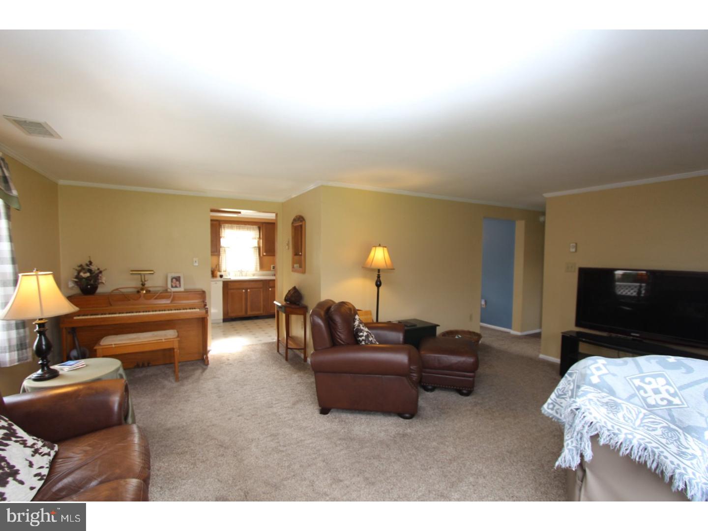 642 Lincoln Road Pilesgrove, NJ 08098 - Photo 6 of 24 Living Room