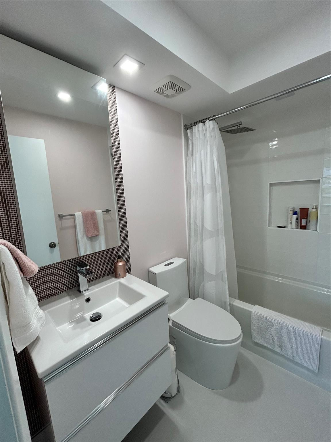 3221 Northeast 8th Street, Unit 301F Pompano Beach, FL 33062 - Photo 31 of 44 Photo 34