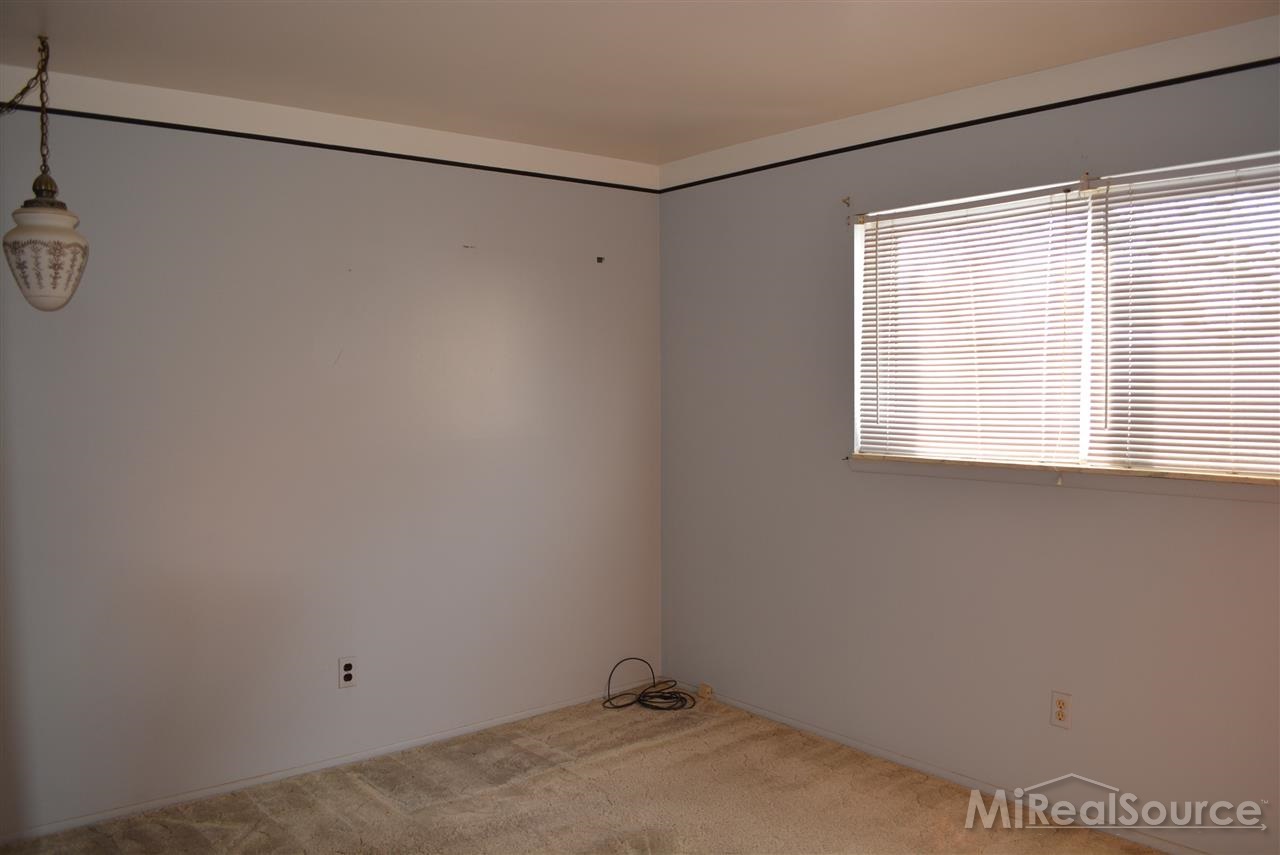 30119 Hayes Road Warren, MI 48088 - Photo 9 of 18 31230080-8.JPG