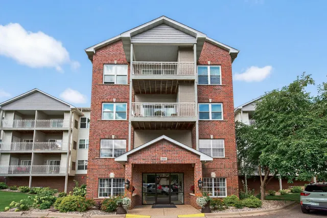$215,000 | 2231 North Penn Place, Unit 120, North St. Paul, MN 55109