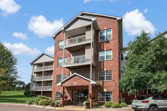 $215,000 | 2231 North Penn Place, Unit 120, North St. Paul, MN 55109
