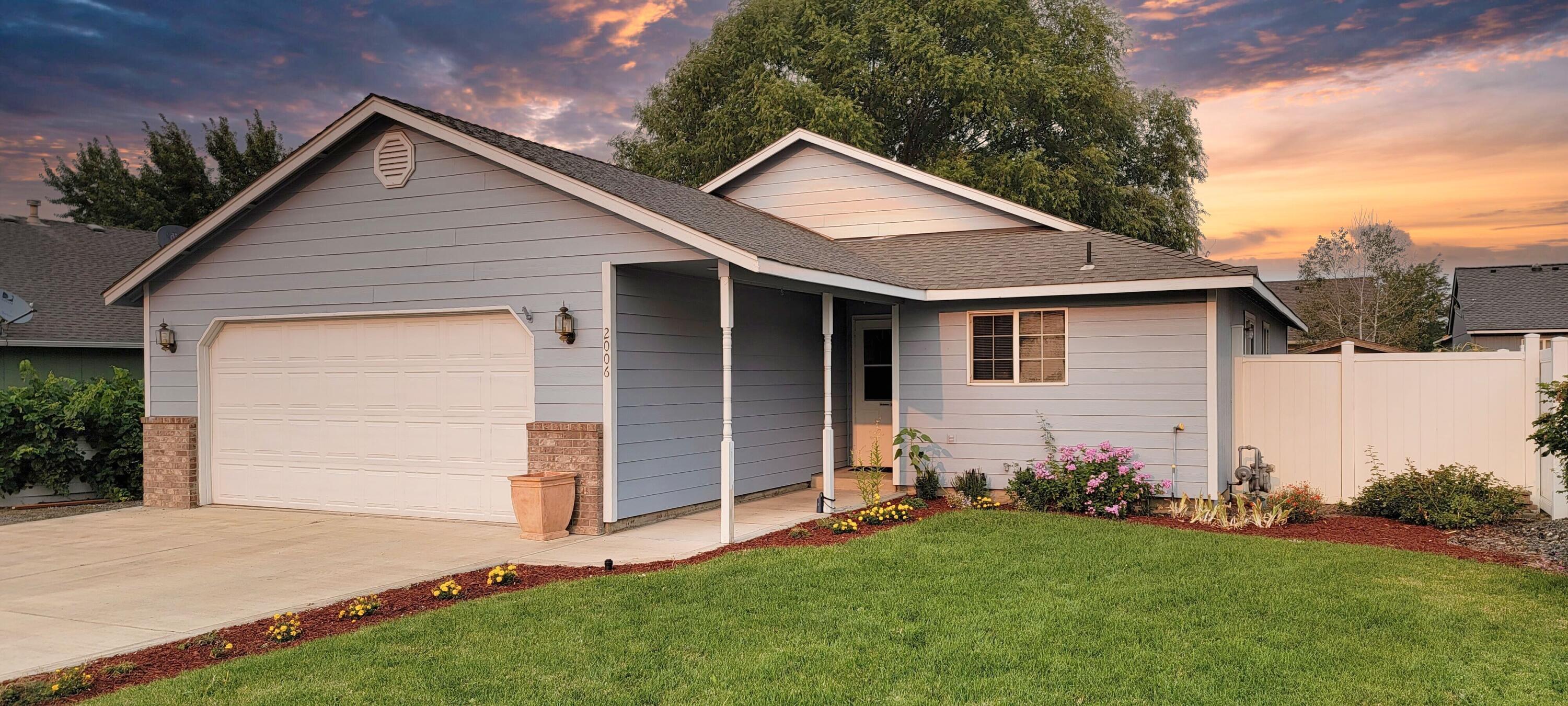 2006 Southwest 35th Place Redmond, OR 97756 - Photo 2 of 27 Front View