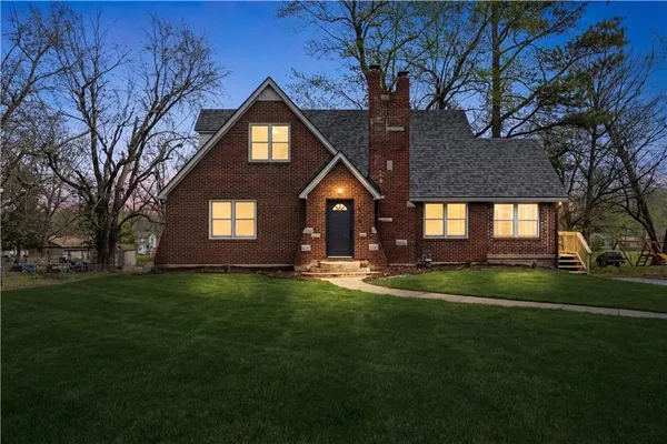 $285,000 | 915 South Trail Ridge Drive, Independence, MO 64050