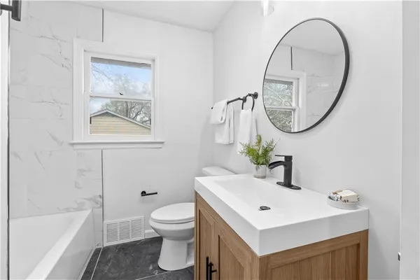 $285,000 | 915 South Trail Ridge Drive, Independence, MO 64050