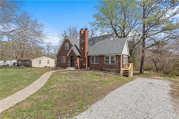 $285,000 | 915 South Trail Ridge Drive, Independence, MO 64050