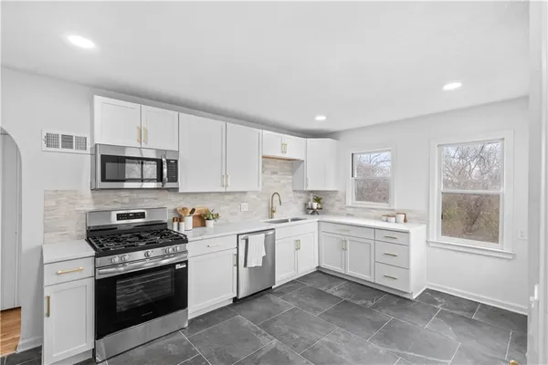 $285,000 | 915 South Trail Ridge Drive, Independence, MO 64050