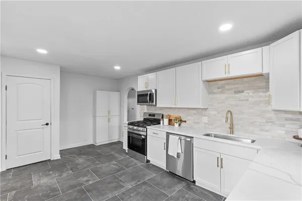 $285,000 | 915 South Trail Ridge Drive, Independence, MO 64050